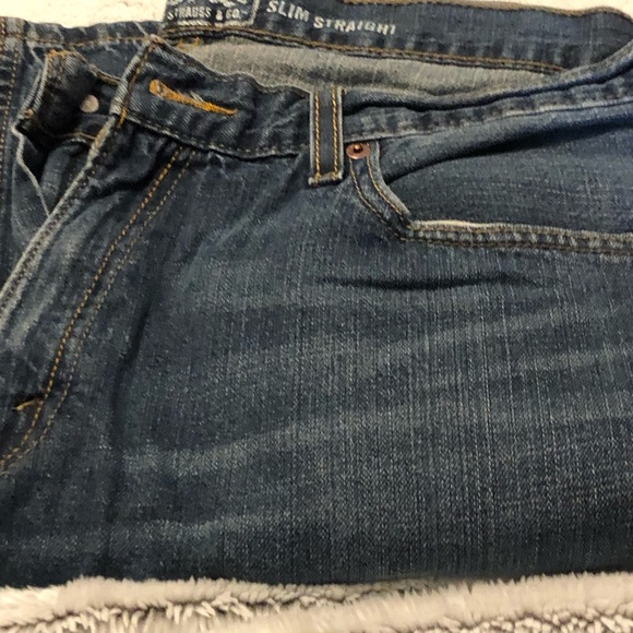 Signature Levi Strauss & Co. Slim Straight Superior Fit 2 small holes right knee - Picture 4 of 6